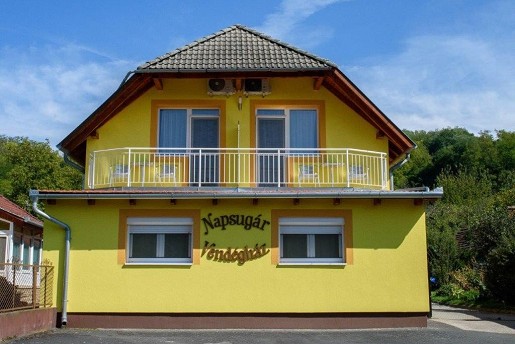 Napsugár Vendégház - Főépület és udvar
